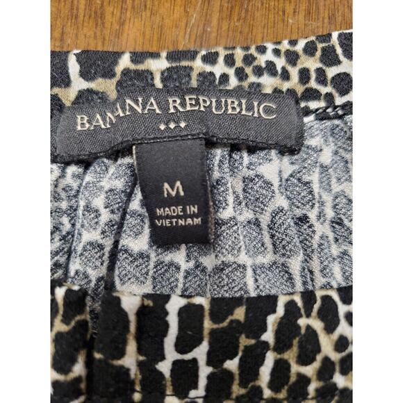 Women's Banana Republic Animal Print Keyhole Neck Blouse | Size Medium - Picture 6 of 7